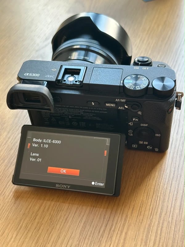 Sony Alpha a6300 + original lens + charger + extra battery