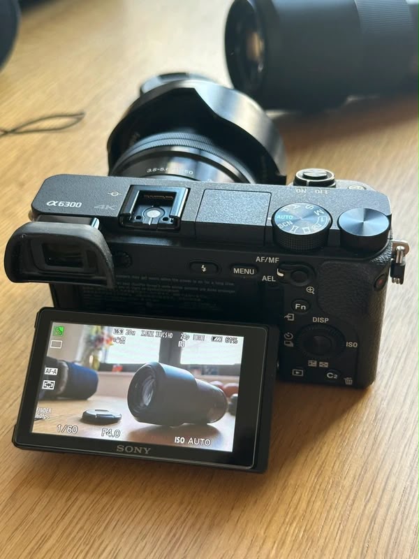 Sony Alpha a6300 + original lens + charger + extra battery