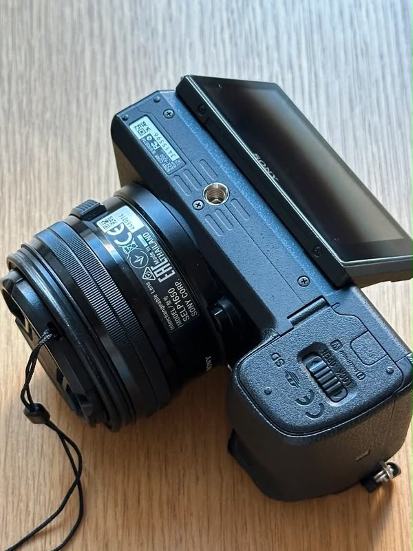 Sony Alpha a6300 + original lens + charger + extra battery
