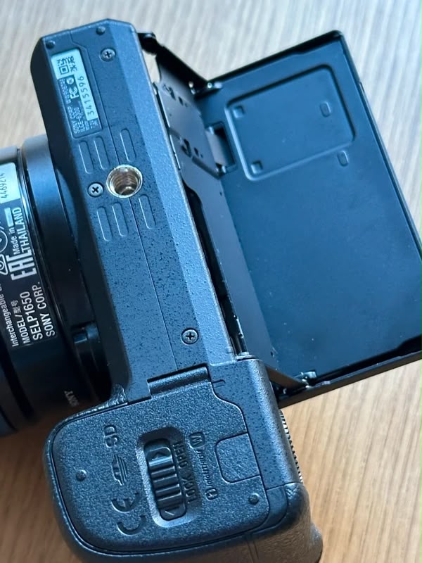 Sony Alpha a6300 + original lens + charger + extra battery
