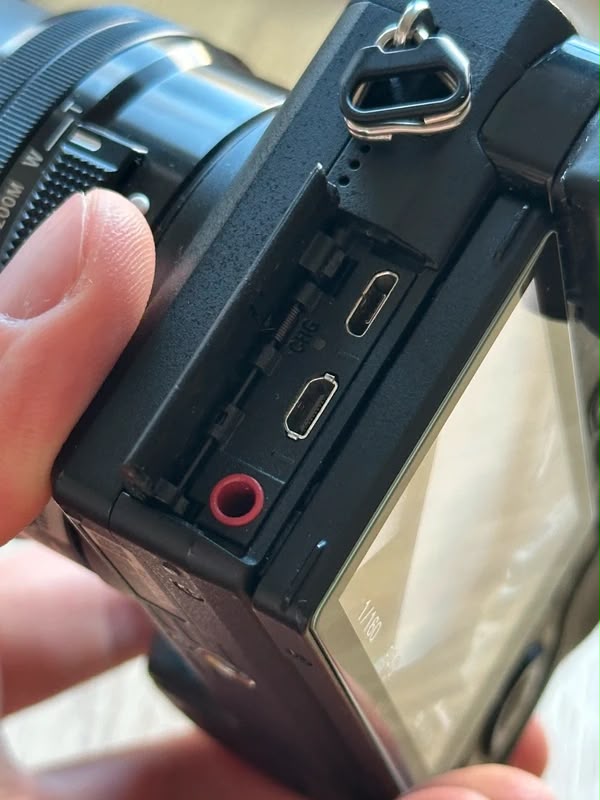 Sony Alpha a6300 + original lens + charger + extra battery